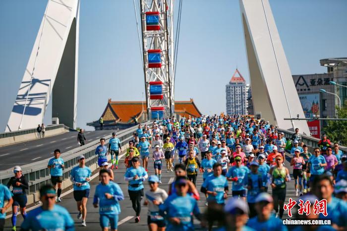2025天津马拉松鸣枪开跑：