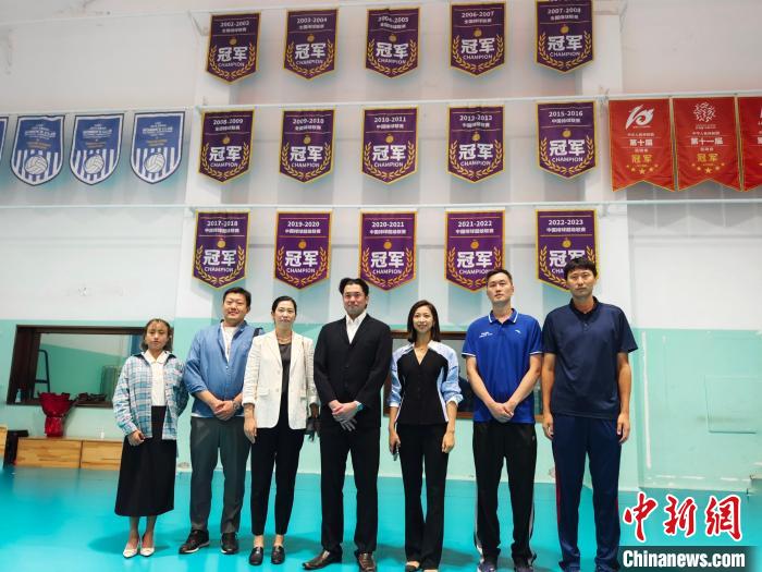 加强国际交流：日本资深排球人加藤阳一抵津担