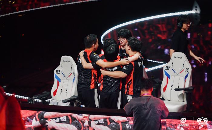 成都AG超玩会勇夺KPL夏季赛冠军 钟意荣膺FMVP