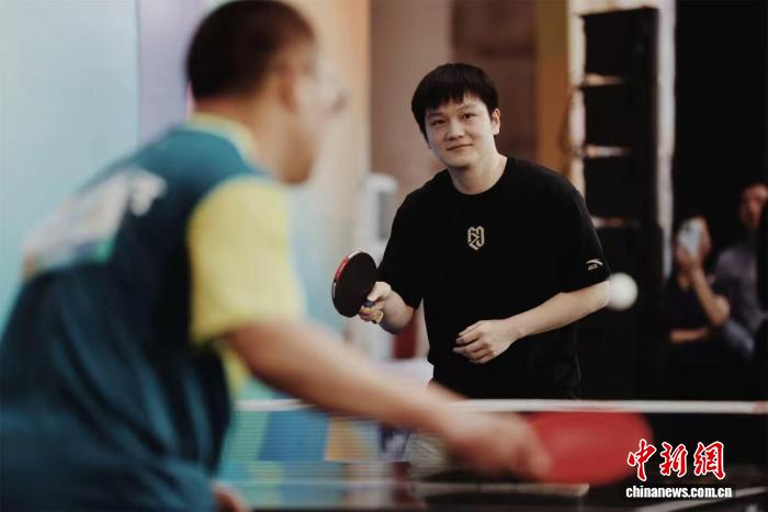 樊振东与球迷切磋球技揭开选拔赛序幕