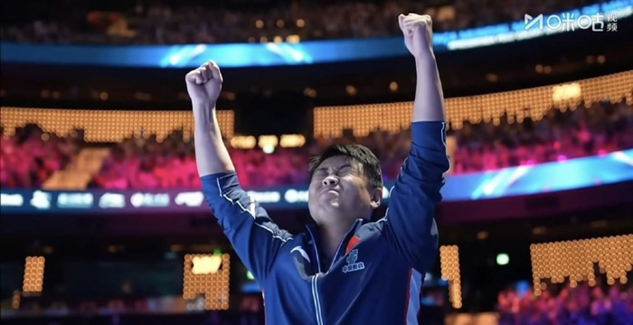 王楚钦逆转晋级八强 赛中对话展现战术博弈